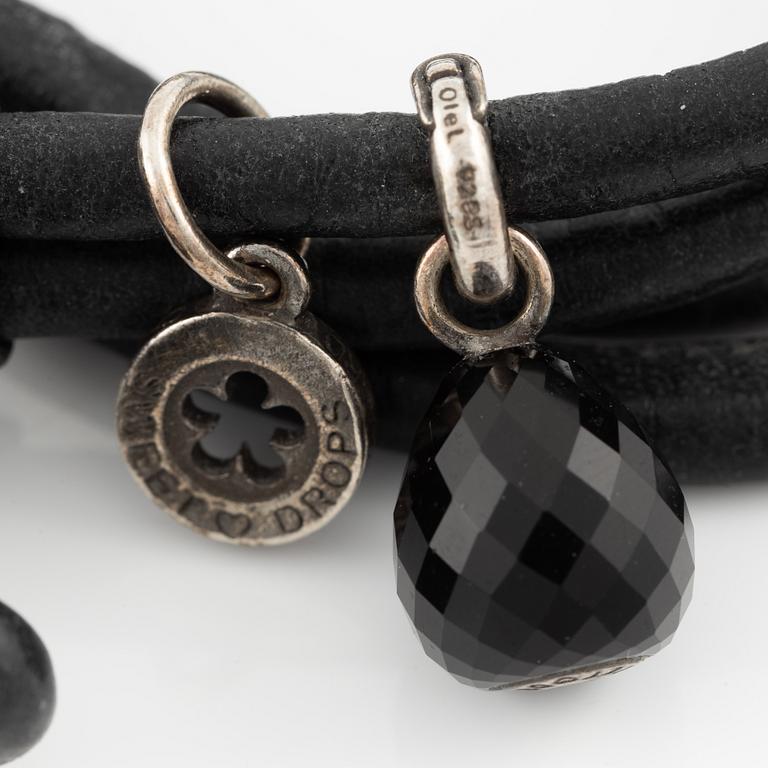 Charlotte Lynggaard, Ole Lynggaard, lädderrem med berlock, "Sweet drops", silver med liten briljantslipad diamanter.