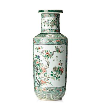 827. A famille verte vase, Qing dynasty, 19th Century.