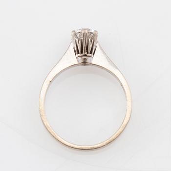 Ring solitär 18K vitguld med en rund briljantslipad diamant.