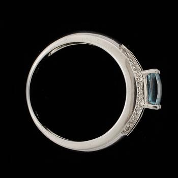 RING, 18k vitguld, facettslipade topaser samt mindre briljantslipade diamanter. Total vikt 5 g.