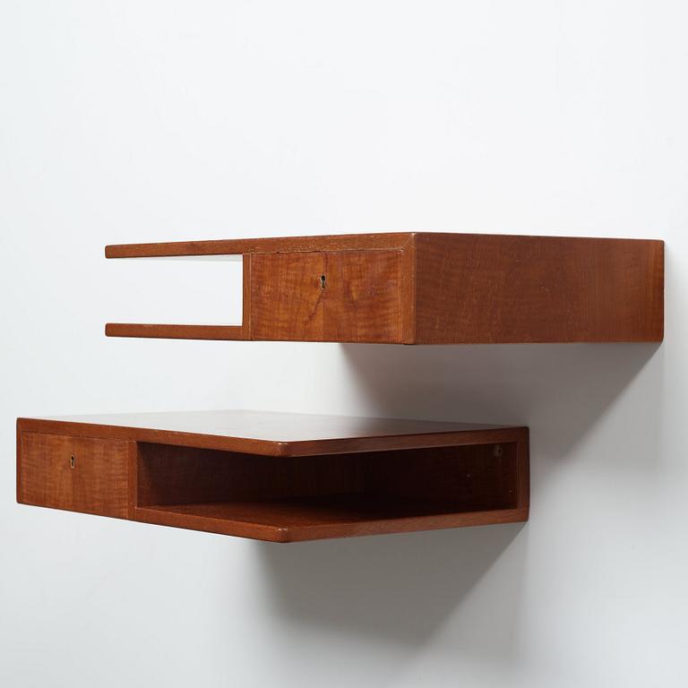 Bruno Mathsson, a pair of Swedish Modern mahogany wall mounted bedside tables, Firma Karl Mathsson, Värnamo, Sweden 1941.