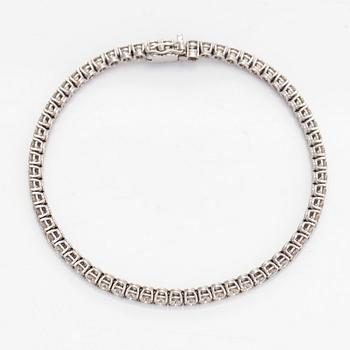 Tennisarmband, 18K vitguld, med briljantslipade diamanter.