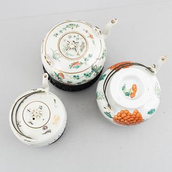 Three Chinese porcelain teapots, late Qing dynasty, early 20th Century.