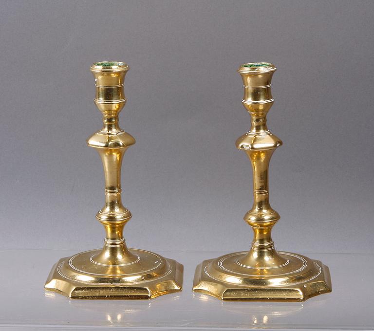 LJUSSTAKAR, ett par, mässing, barock, 1700/1800-tal.