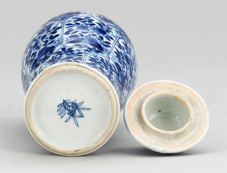 A blue and white vase, Qing dynasty, Kangxi (1662-1722).