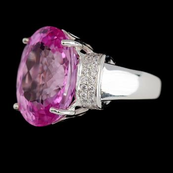 RING, vitguldspläterat sterlingsilver, rosa topas ca 24.00 ct, vita safirer tot ca 0.50 ct.