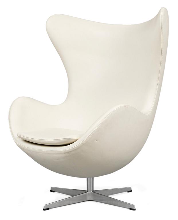 An Arne Jacobsen "Egg" off-white leather  and aluminium lounge chair, for Fritz Hansen, Denmark 2006.