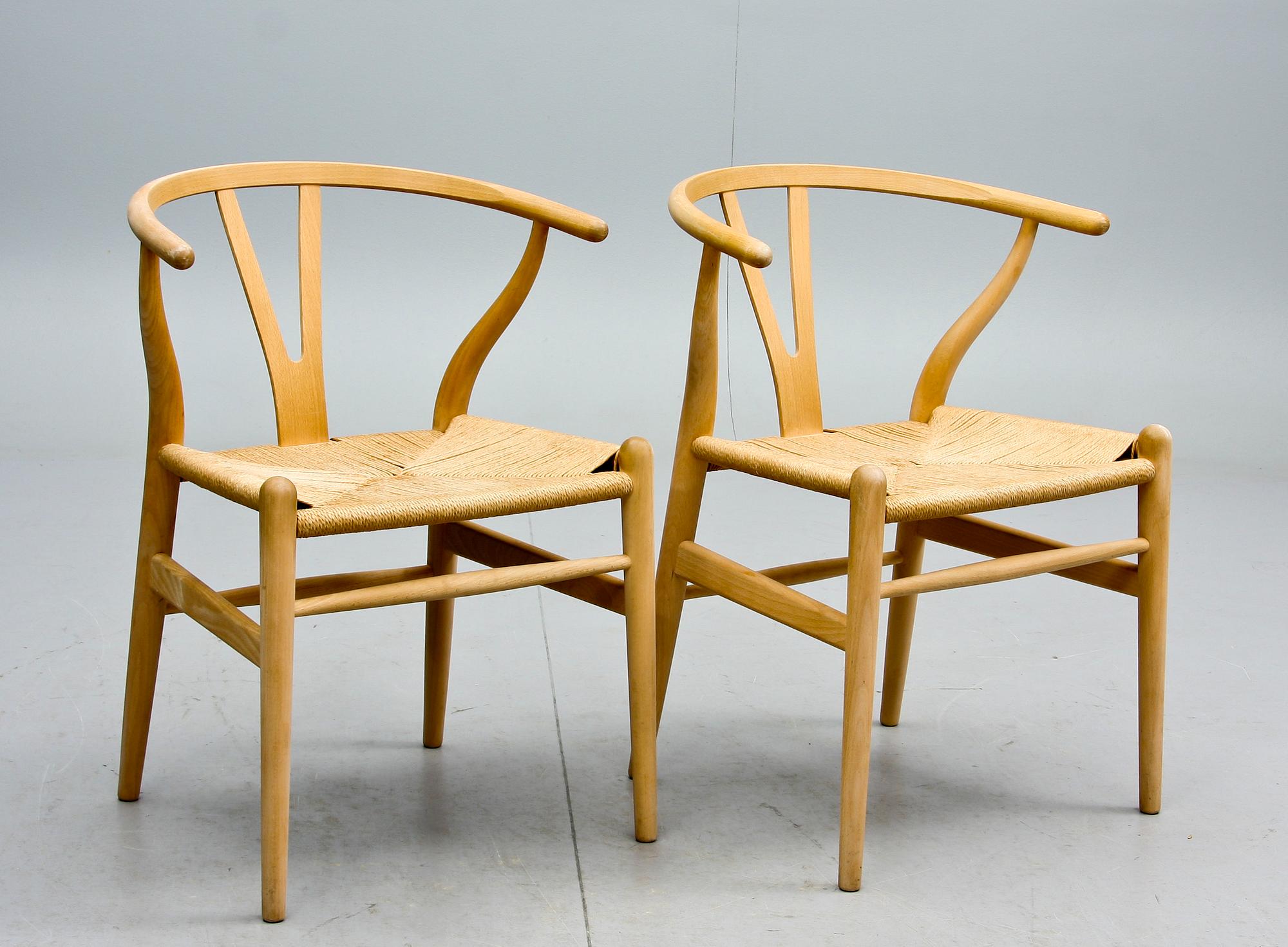 KARMSTOLAR, ett par "Y-stolen". Hans Wegner för Carl Hansen & son, Danmark.