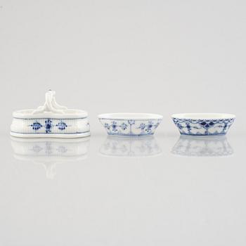 A group of five "Blue fluted" / "Musselmalet riflet" porcelain salt cellars, Royal Copenhagen, 1898-1923 and later.