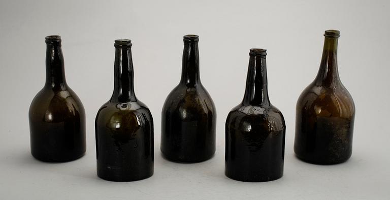 FLASKOR, 5 st snarlika, glas, 1800-tal.