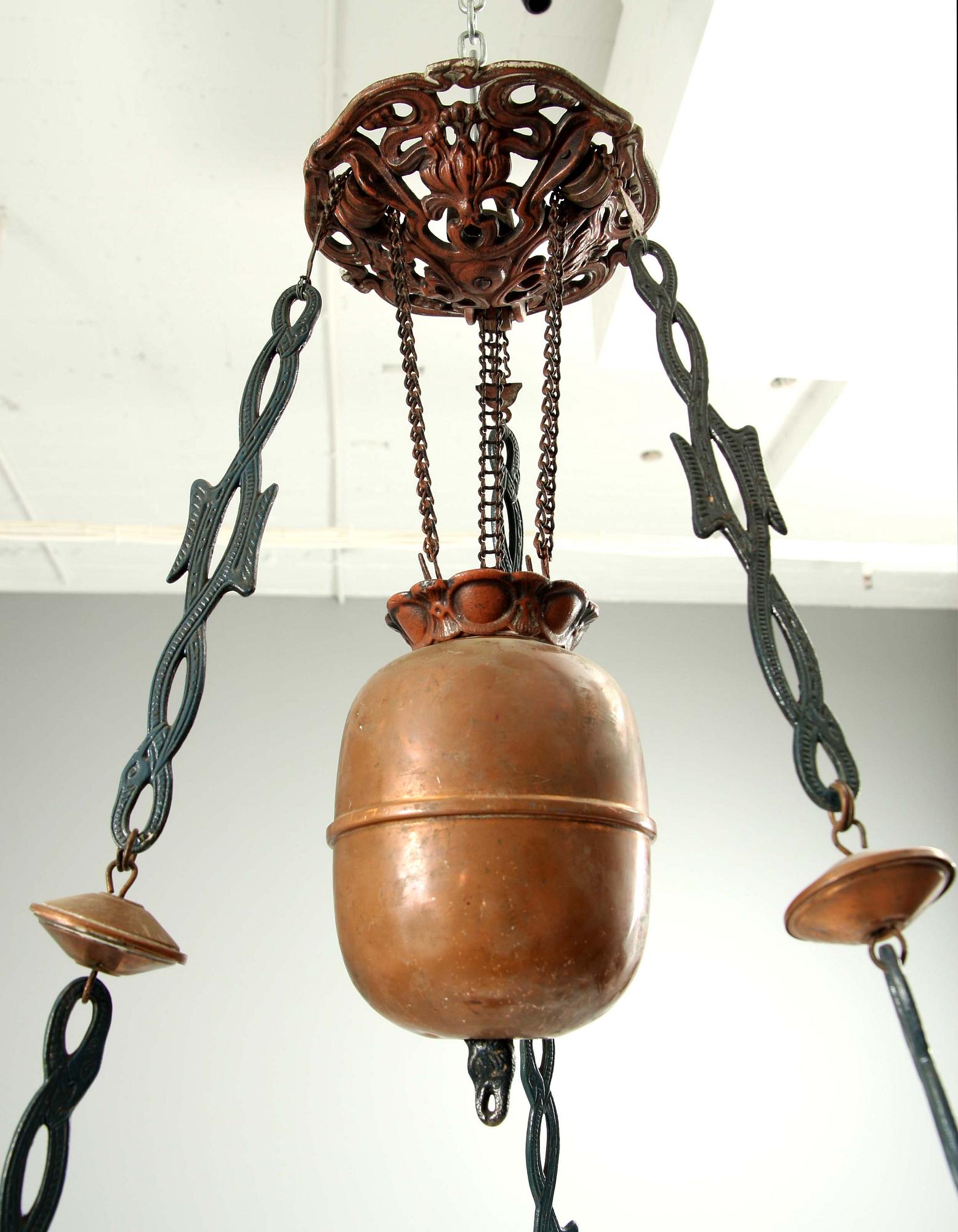 TAKFOTOGENLAMPA, fornnordisk stil. 1900-talets början. Reglerbar h ca 100.