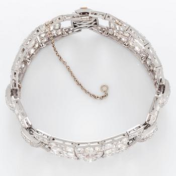 An Art Deco bracelet in platinum set with old- and eight-cut diamonds with a total weight of ca 17 cts.