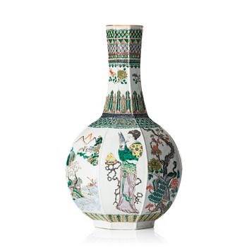 1275. A famille verte vase, late Qing dynasty, circa 1900.