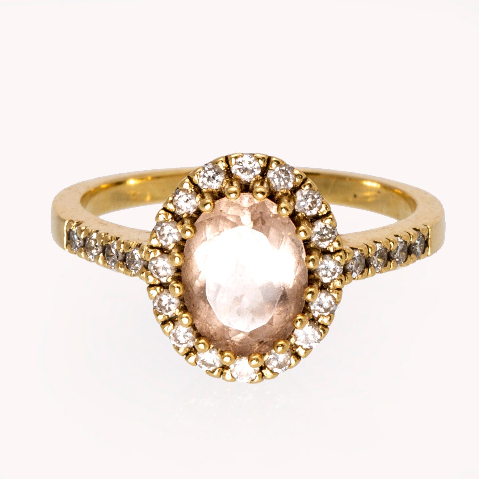 Ring 14K gold with morganite and brilliant-cut diamonds.