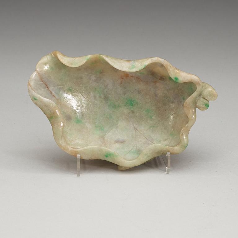 A nephrite lotus leaf shaped brush washer, late Qing dynasty (1644-1912).