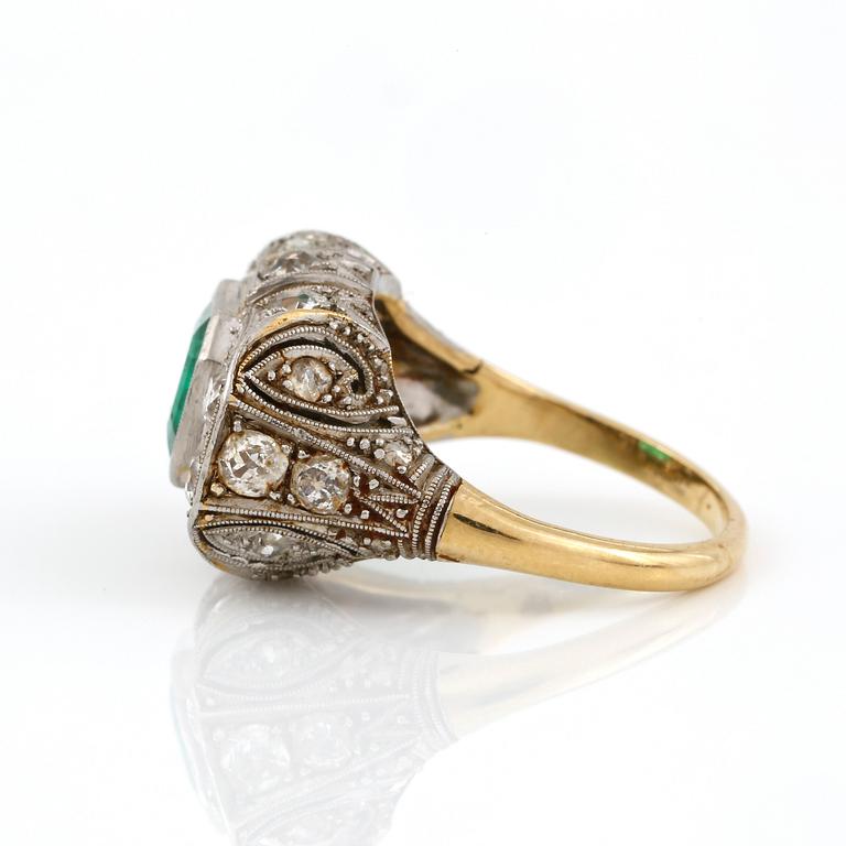 RING, guld 18K samt platina med smaragd ca 0.70 ct, gammalslipade diamanter totalt ca 1.00 ct. Art deco. Vikt ca 8 gram.