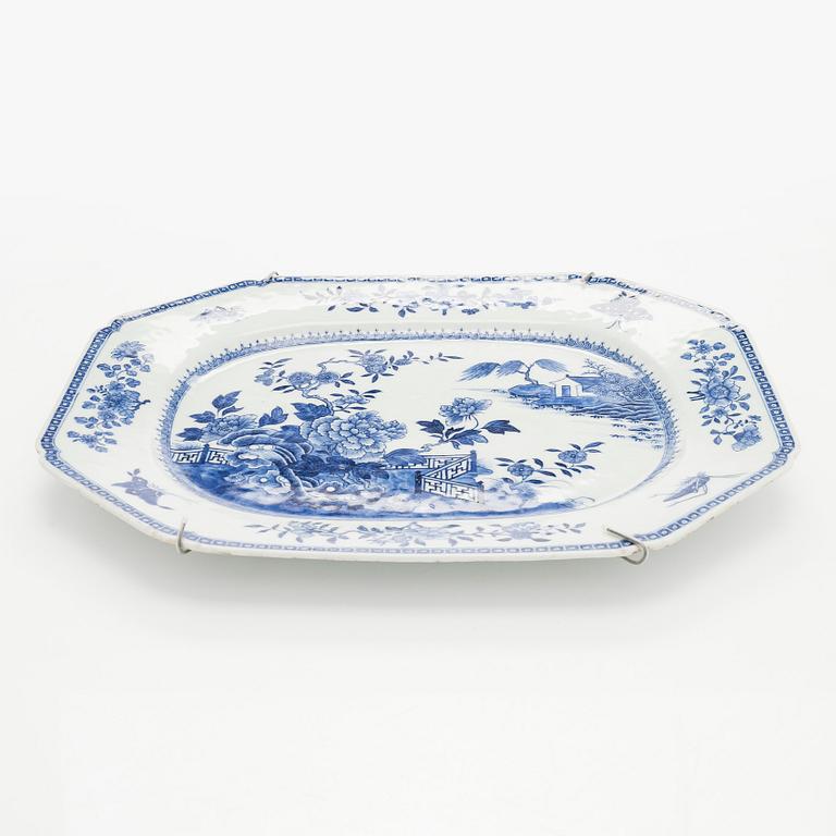 Stekfat, porslin. Qingdynastin, Qianlong (1736-95).