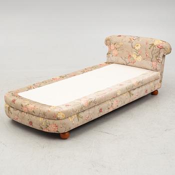 Josef Frank, a model 775 couch/daybed, Svenskt Tenn, 2021.