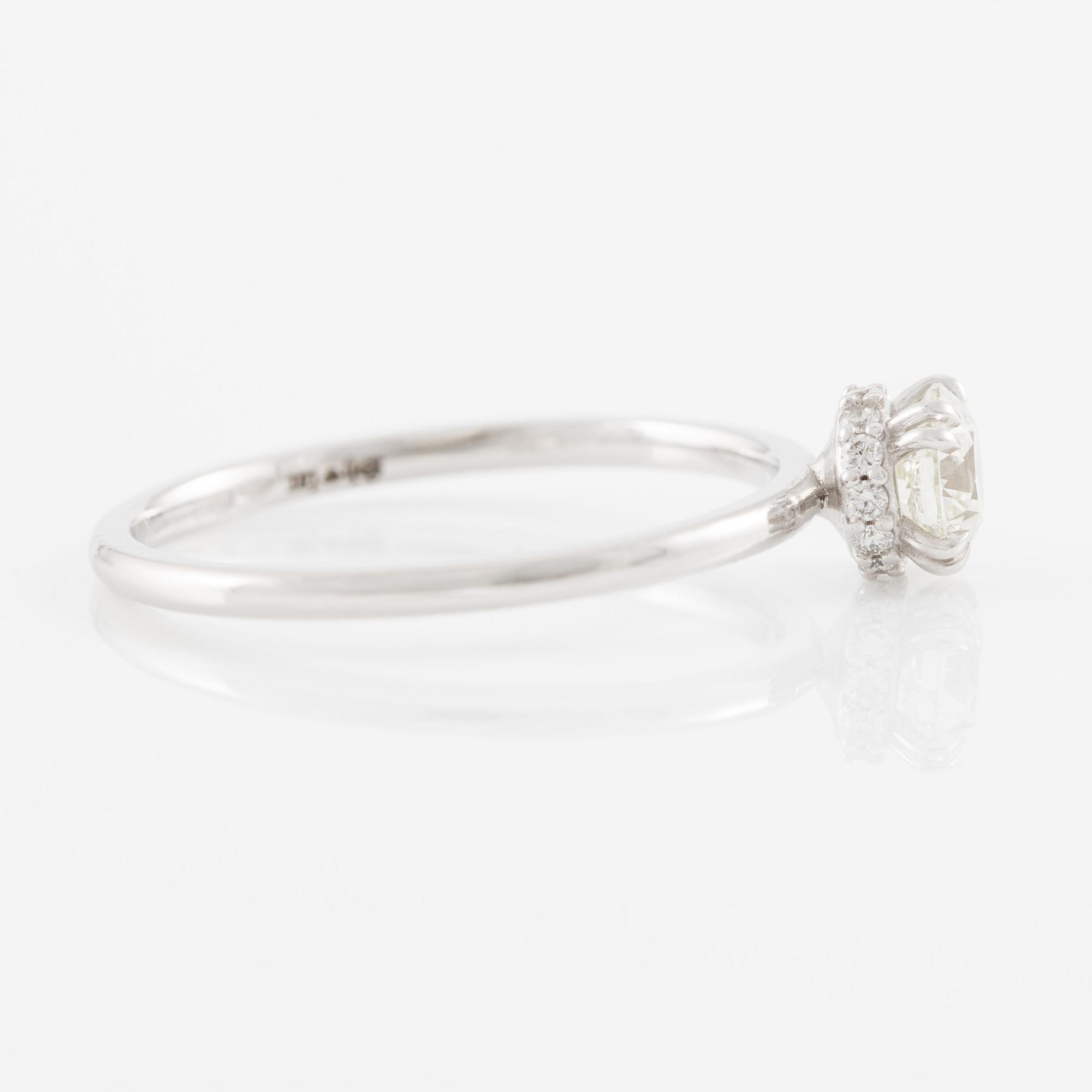 Ring 14K vitguld med briljantslipade diamanter.