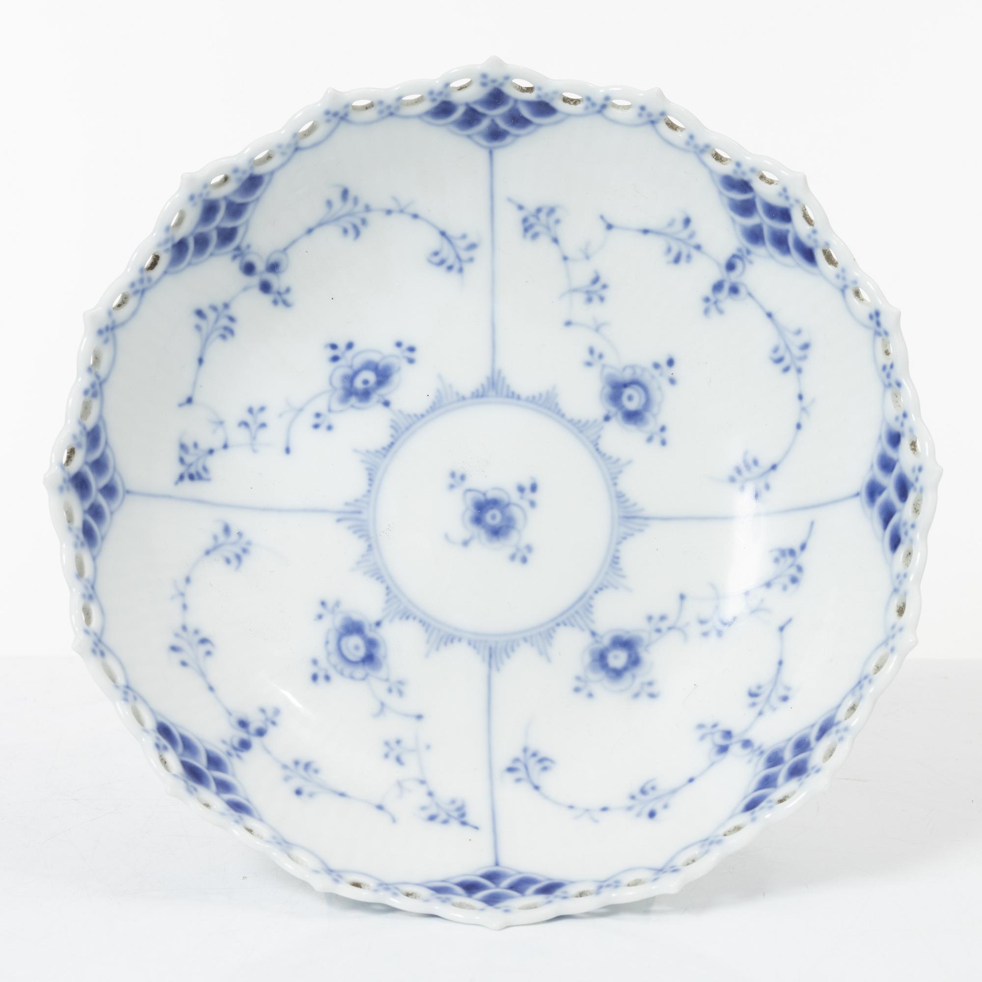 Royal Copenhagen 9 service pieces.