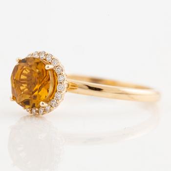 Ring 14K vitguld med orange turmalin och briljantslipade diamanter.