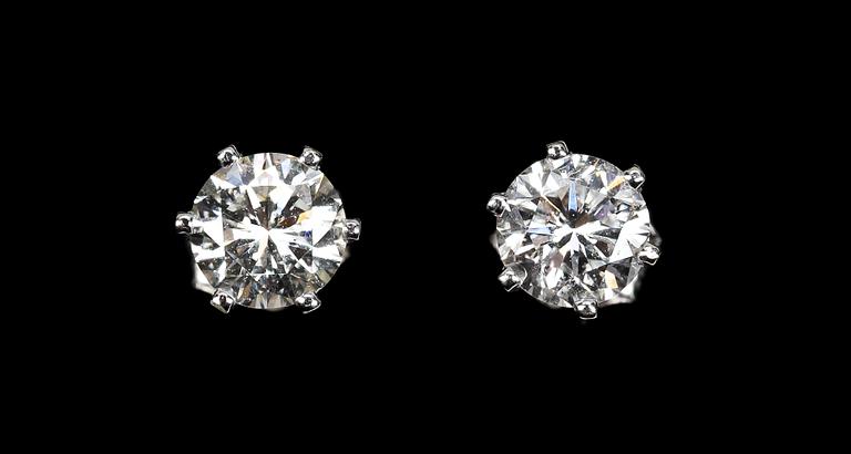 ÖRHÄNGEN, platina med briljantslipade diamanter, tot ca 0,80 ct.