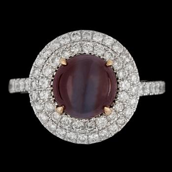 1298. A rare cabochon cut alexandrite, tot. 3.28 cts, and brilliant cut diamond ring.