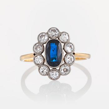 1026. A sapphire ring in platinum and 18K gold set with old-cut diamonds.