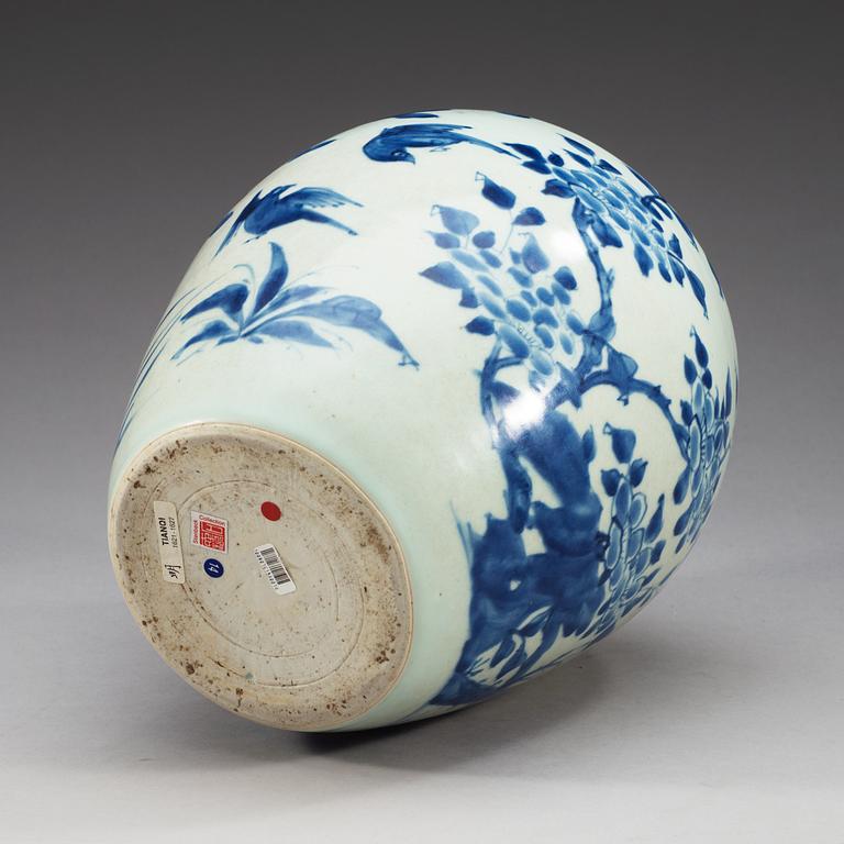 A blue and white Transitional jar, 17th Century.