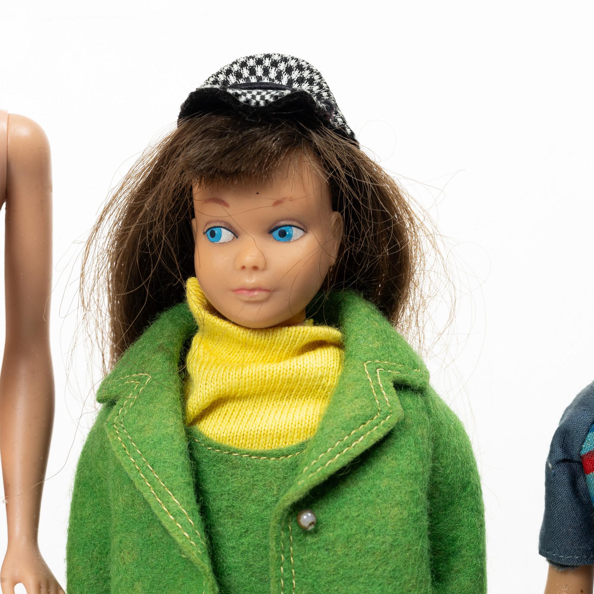 Barbiedockor, 4 st, samt kläder och accessoarer, Mattel, 1960-tal.