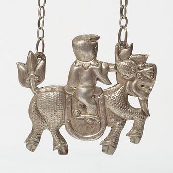 Amuletter, fyra stycken, vitmetall samt fyra hårsmycken delvis i silver, Kina, 1900-tal.