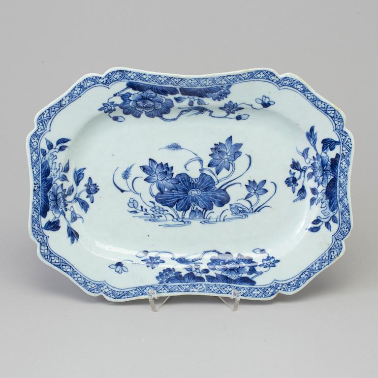 A blue and white export porcelain dish, Qing dynasty, Qianlong (1736-95).