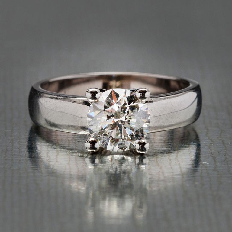 RING, vitguld 14K, briljantslipad diamant 1,58 ct. Vikt 5,67 g. Intyg.