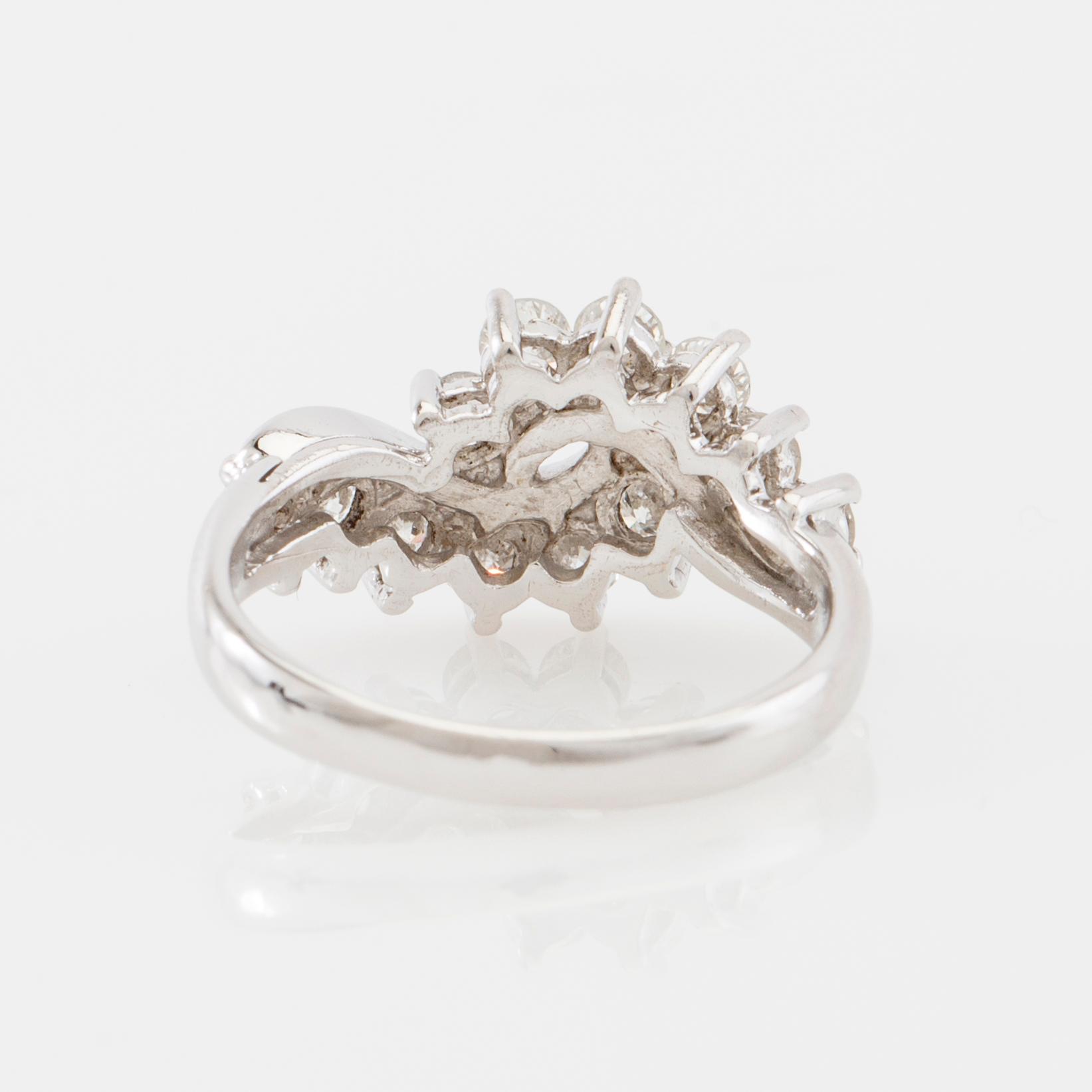 Ring 18K white gold set with round brilliant-cut diamonds.