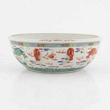 A famille rose 'dragon' bowl, late Qing dynasty/around 1900.
