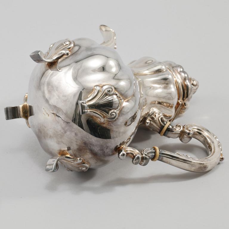 KAFFEKANNA, silver, rokokostil, svenska importstämplar, omkring 1900-talets mitt, vikt 535 gram.
