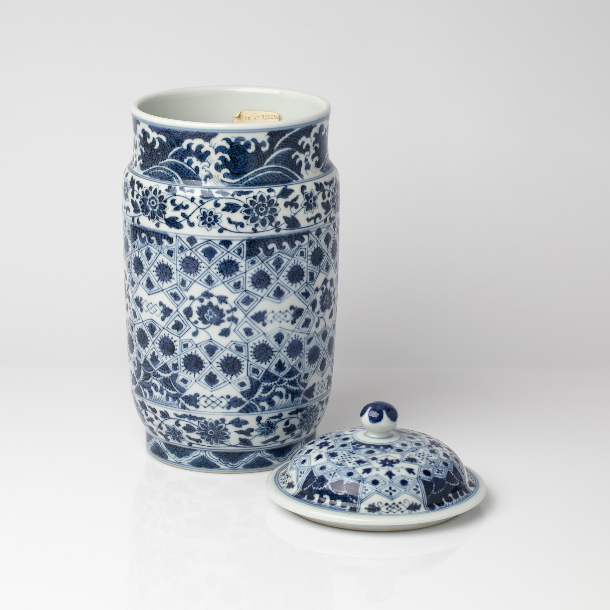 Urn with lid, China, 20th century.