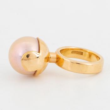 18K gold and large pink japanese freshwater pearl ring.