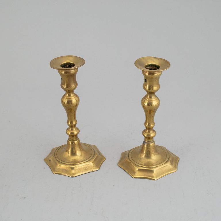 LJUSSTAKAR, ett par, brons, 1700-tal.