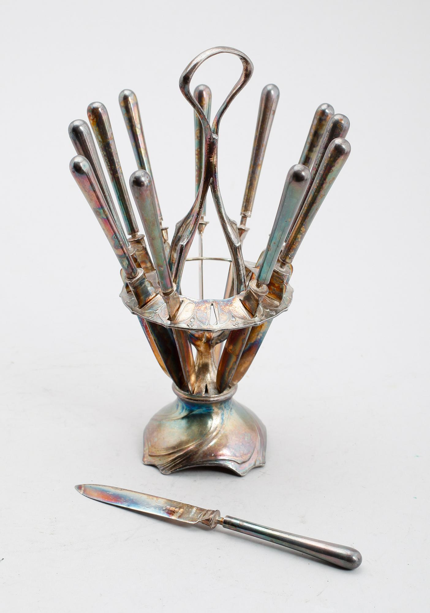 KNIVSTÄLL MED 12 KNIVAR, nysilver, jugend, tidigt 1900-tal.