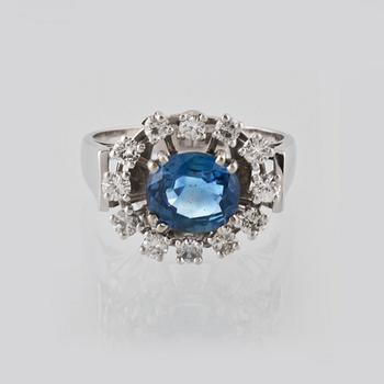 RING, 18K vitguld med ovalslipad blå safir 2.26 ct samt briljantslipade diamanter 0.90 ct, Ove Lundgren, Stockholm.