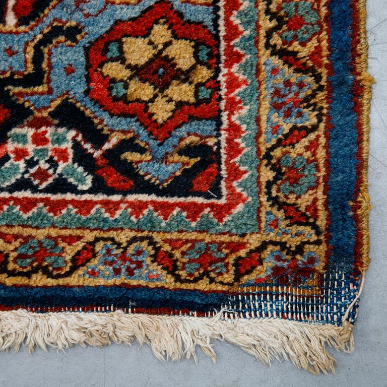 A carpet, semi-antique Heriz 467 x 347 cm.
