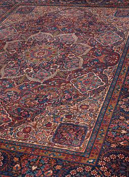 SEMI-ANTIQUE YAZD. 355,5 x 254,5 cm (as well as approximetley 1,5 cm blue flat weave at each end).