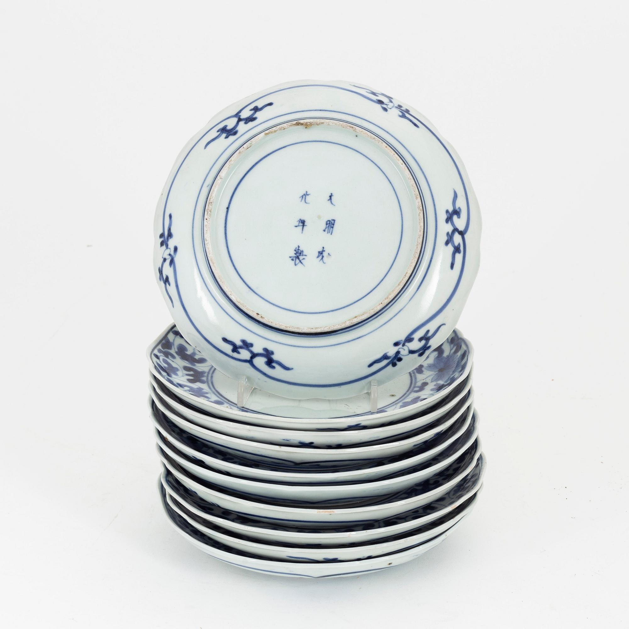 A set of 10 blue and white Japanese plates and 2 bowls, Meiji period (1868-1912).