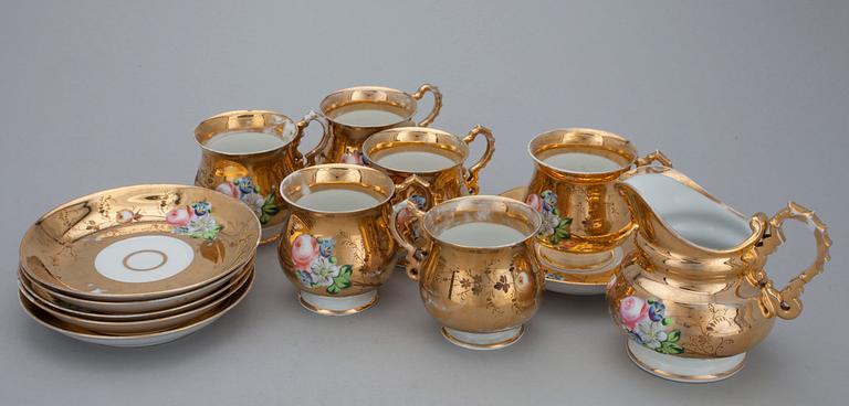 KAFFEKOPPAR 6 st samt GRÄDDSNÄCKA, porslin, Kuznetzov, Ryssland, sekelskiftet 1800/1900-talen.