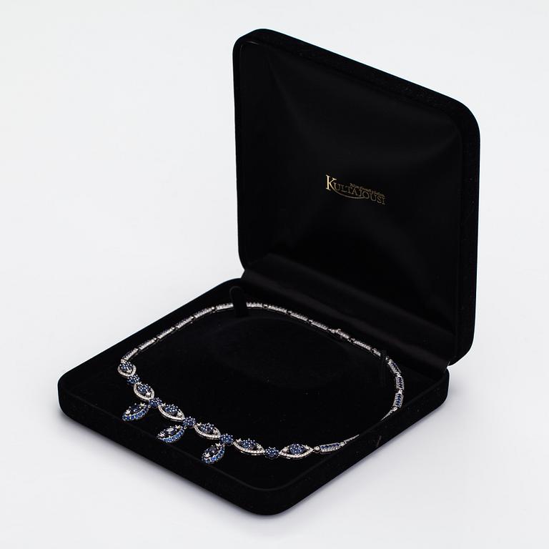 An 18K white gold necklace with diamonds ca. 3.90 ct intotal and sapphires.