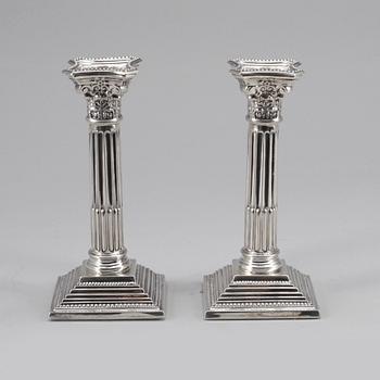 LJUSSTAKAR, ett par, silver, Birmingham, England, omkring år 1900. Fylld fot.