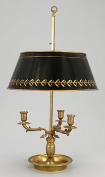 86. BORDSLAMPA, s.k. lampe bouillotte, för tre ljus. Empirestil.