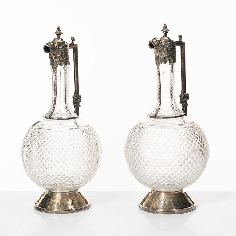 A pair of glass and silver plate decanters, first half of the 20th Century.
