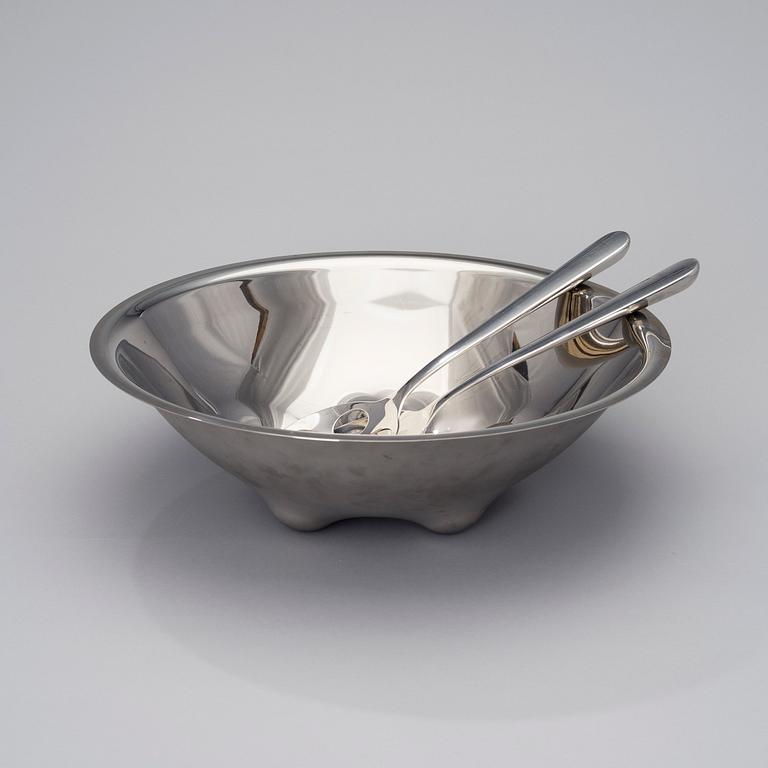 A STAINLESS STEEL SALAD BOWL AND CUTLERY BY STEFAN LINDFORS, Hackman, the late 20th century.